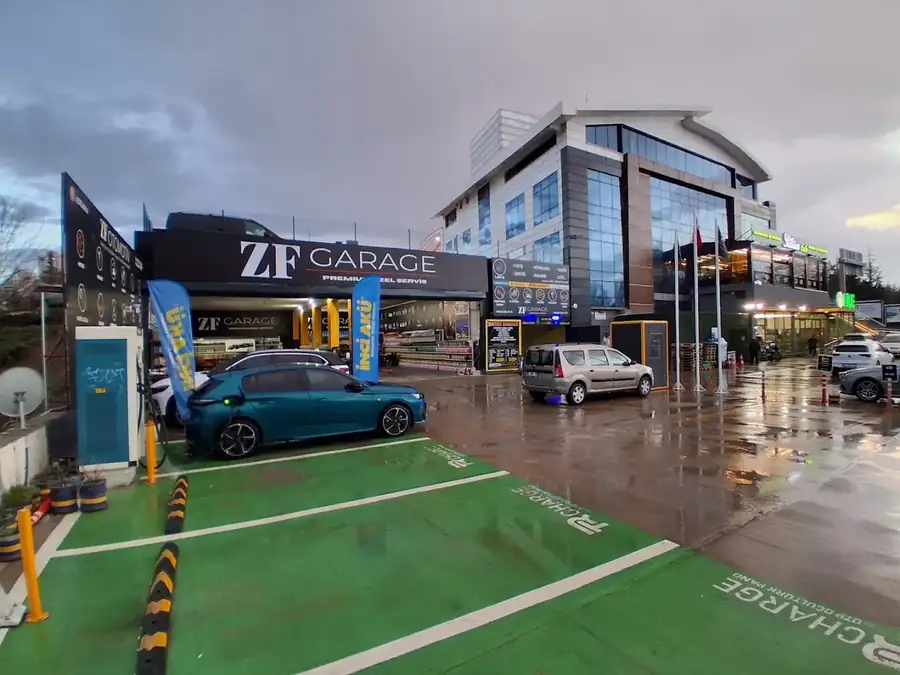 ZF Garage dış cephesi ve tabelası