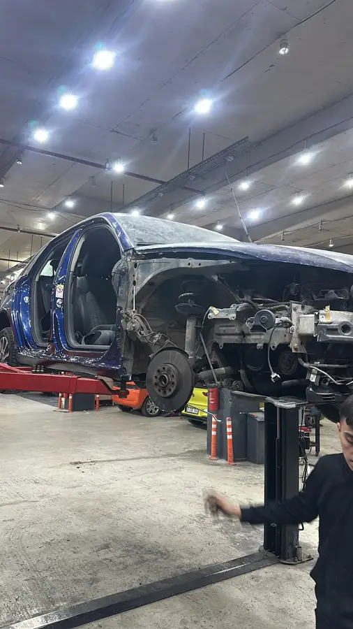 Lift üzerinde kaporta onarımı yapılan hasarlı araç