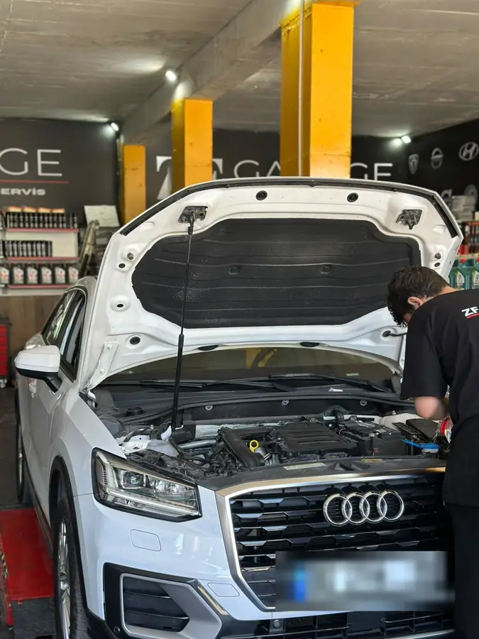 Kaputu açık araçta motor bölmesinde çalışan usta