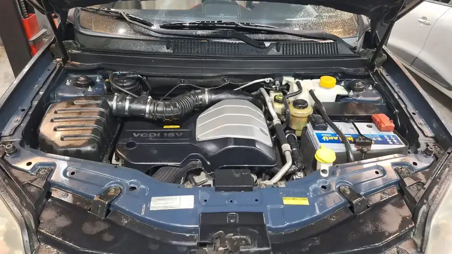 Kaputu açık aracın motor bölmesi